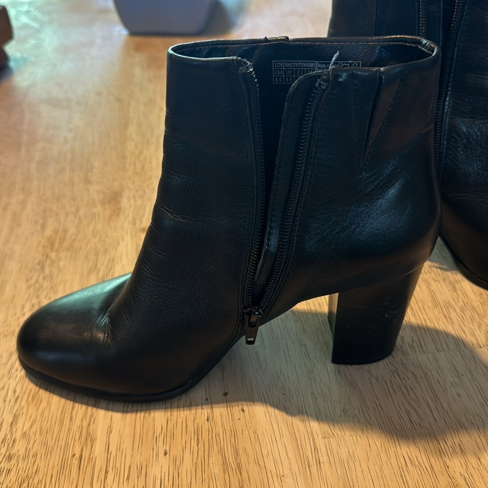 Vionic boots size 8.5